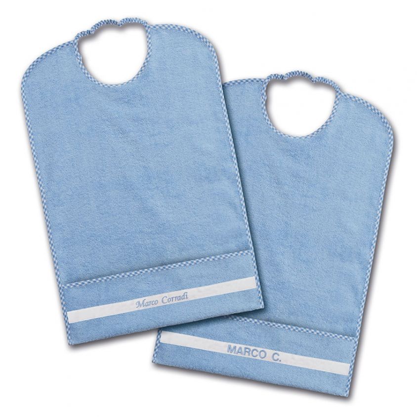 esempio ricamo su bavaglini con tasca per adulti in stampatello e corsivo